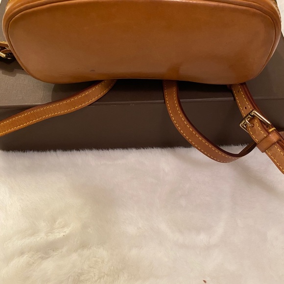 Louis Vuitton - Picture 5 of 9